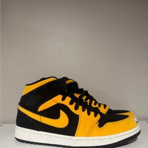 Air Jordan 1 Retro Mid 'Reverse New Love